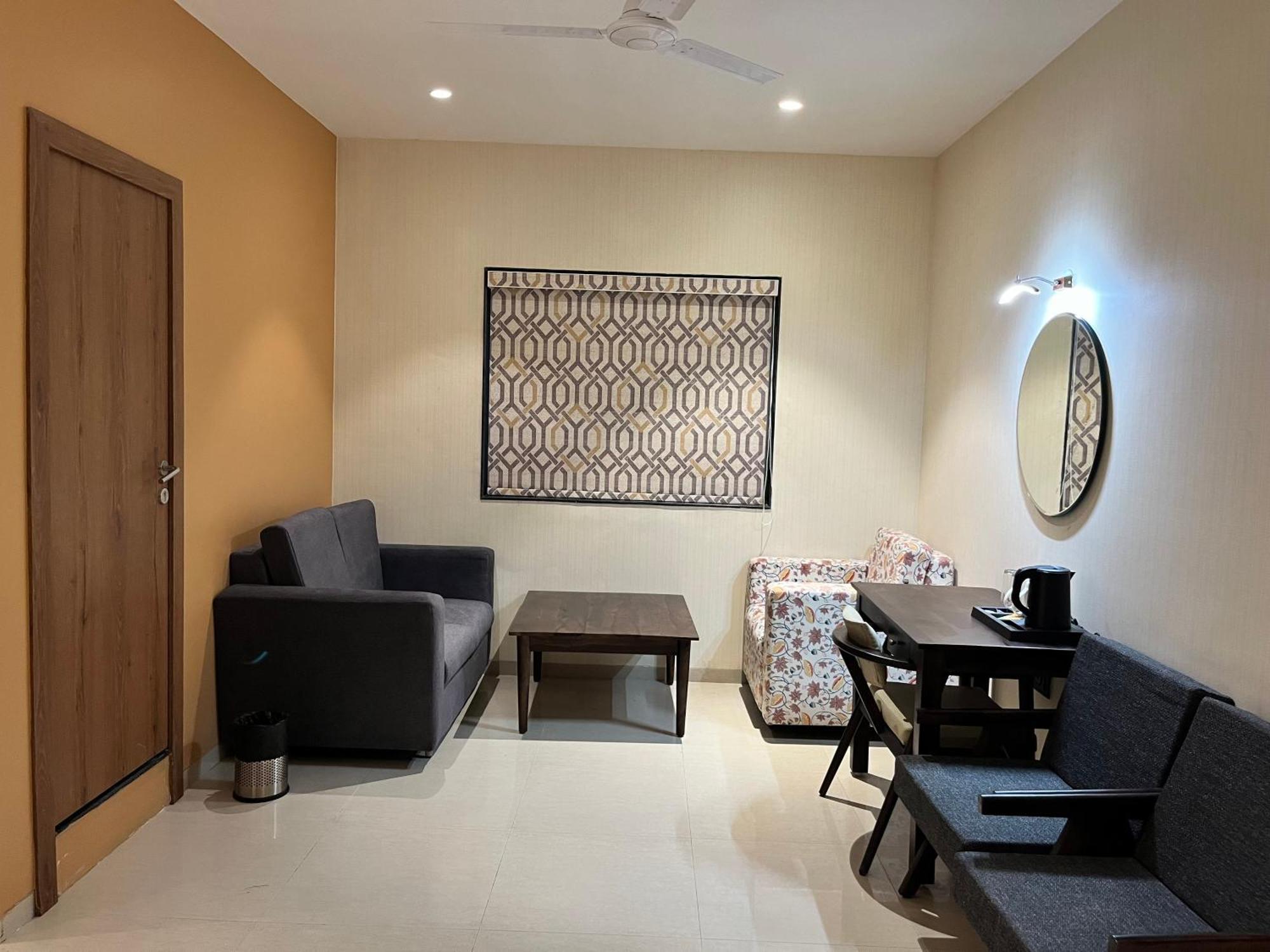 Hotel Avenue Plaza Mundra Ngoại thất bức ảnh