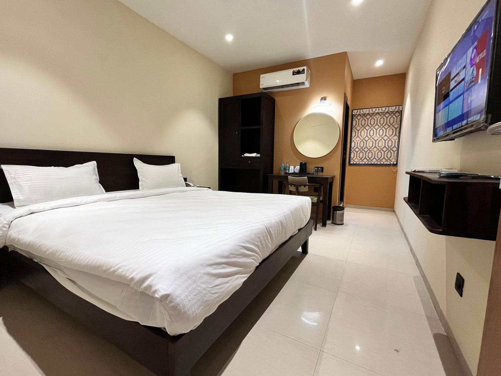 Hotel Avenue Plaza Mundra Ngoại thất bức ảnh